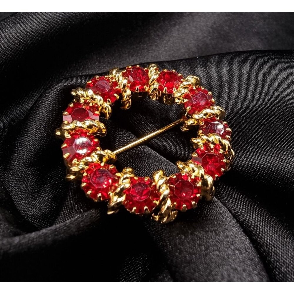 Vintage Red Gold Twisted Wire Circular Brooch